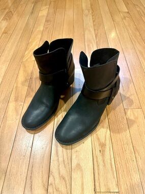 UGG Women's Elysian Black Leather Ankle Boots with Strap BRAND NEW (never worn)